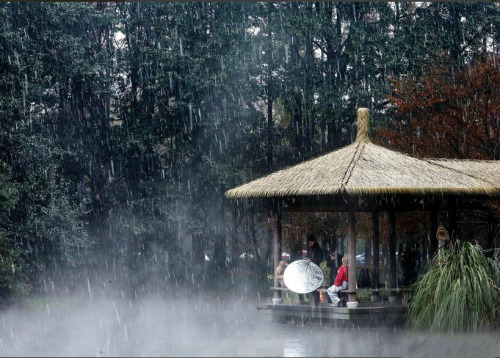 2015.12.5 Hangzhou, West Lake, China.  Photo from 视觉中国.《湖心亭看雪》——张岱 崇祯五年十二月，余住西