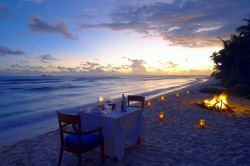 luxuryon:  Dinner on the beach 