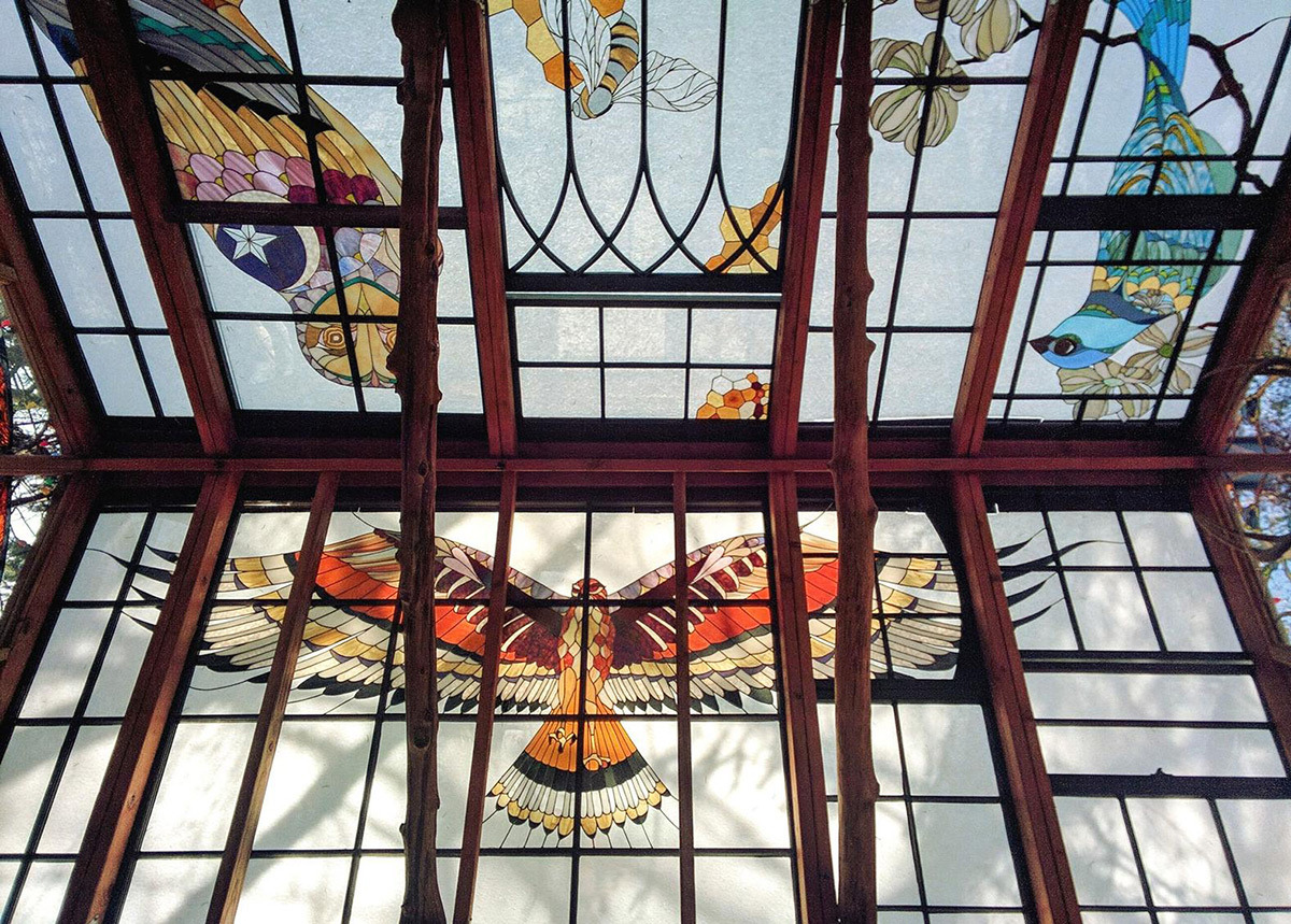wordsnquotes:  culturenlifestyle: Glass Artist Creates Exquisite Stained Glass Cabin
