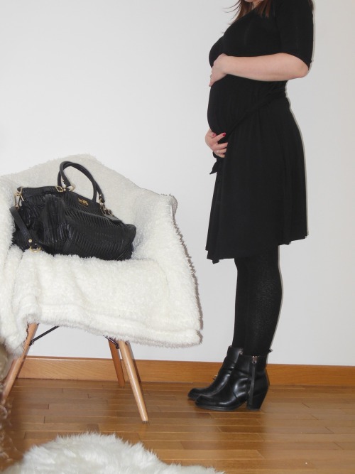 More pics of pregnant womens’ wearing tights: http://phregnant.tumblr.com