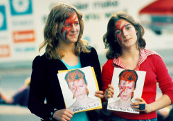 deact-deactivated-deactivated-d:  Bowie fans outside a David Bowie concert in 1973 at Earls Court, London. 