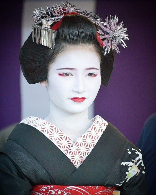 August 2017: junior maiko Naoai with a pampass grass kanzashi by  kuumill on InstagramNew blog is up