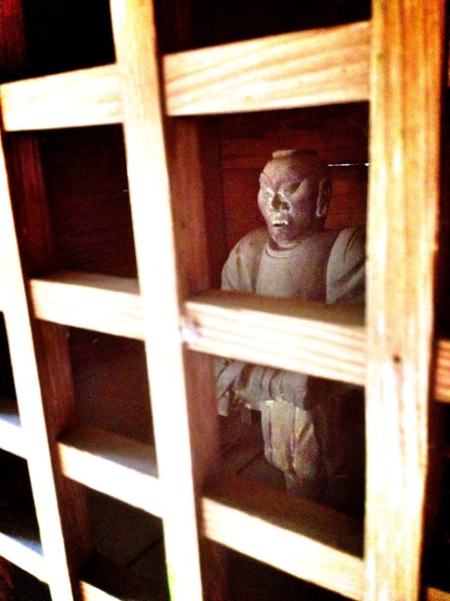 The gate of Ougu shrine. 王宮神社 Some old buddhist statues are enshrined in the gate. Go through this g