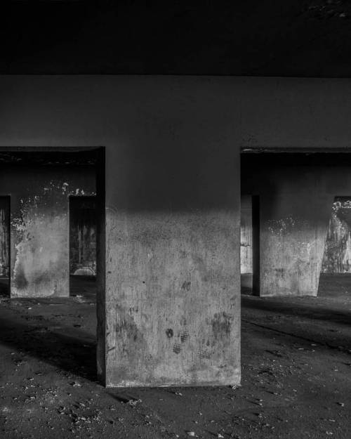 .Walkyrie..Depot of soot after the fire of a car in a parking lot of the district of Pissevin, in Ni