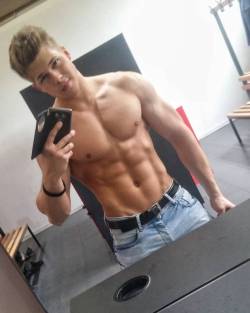 musclboy:“Gettin so jacked for school…” 