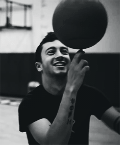 twentyonecornflakesatthedisco:It hit him in the head, such a bean.