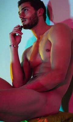 male-and-others-drugs:  Jamie Dornan pelado