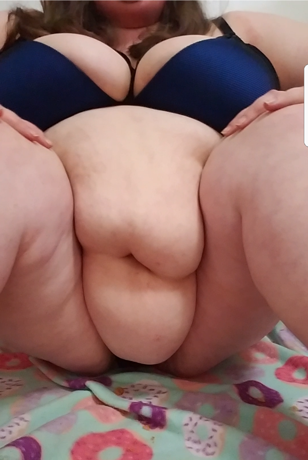 pigletsfantasys: Squeezing my belly between my thighs