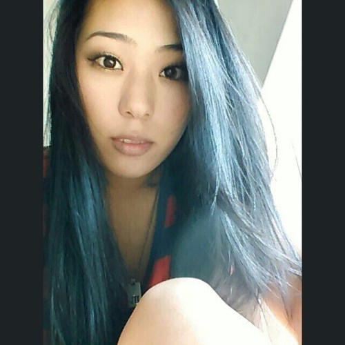 The lighting was on point. About to go buy art supplies #myhairlooksblue #sunlight #selfie #bored