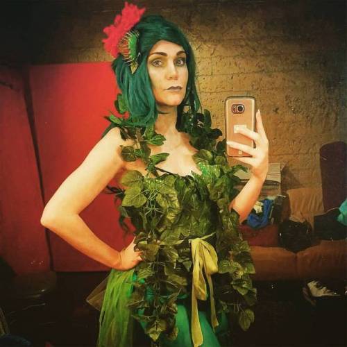 GWEN RUBY @larumb1a in her “killer wreath” costume from Peepshow Menagerie’s GRIM 