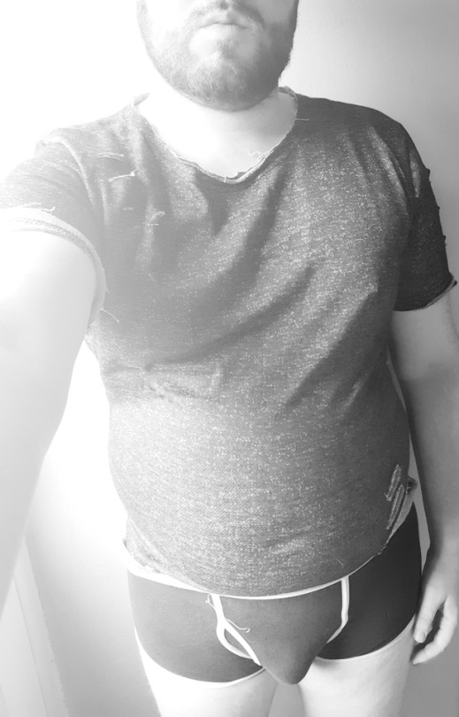 roundanproud:  This tshirt makes me look fat 