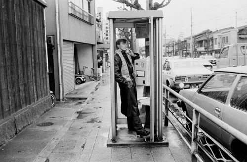 vintageeveryday:A collection of 20 candid photographs of David Bowie touring around Kyoto, Japa