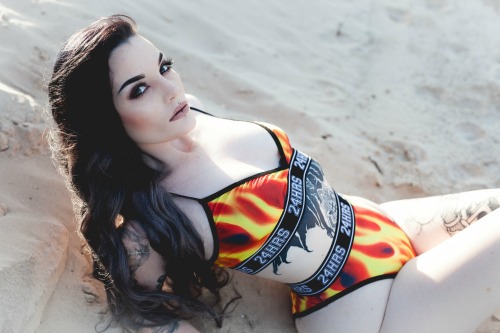 theproserpina:  i’ve never been more proud of my hips in my entire life  by Esther Art Ph