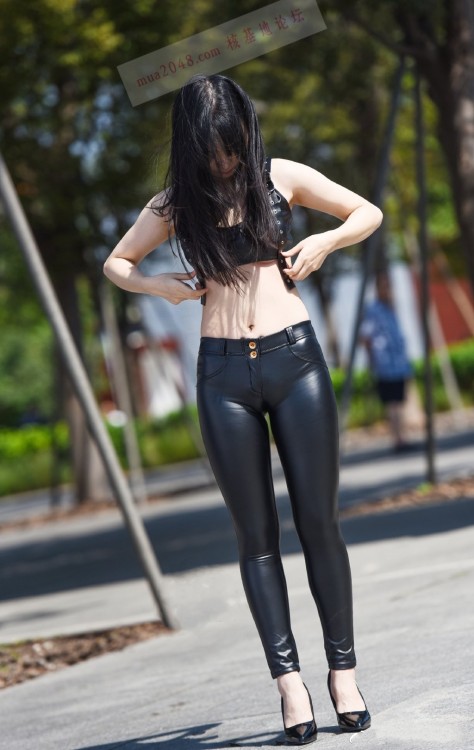 shinylonglegs:enjoying a walk while wearing shiny (Freddy Pants) awesomeness… Lederlady ❤️