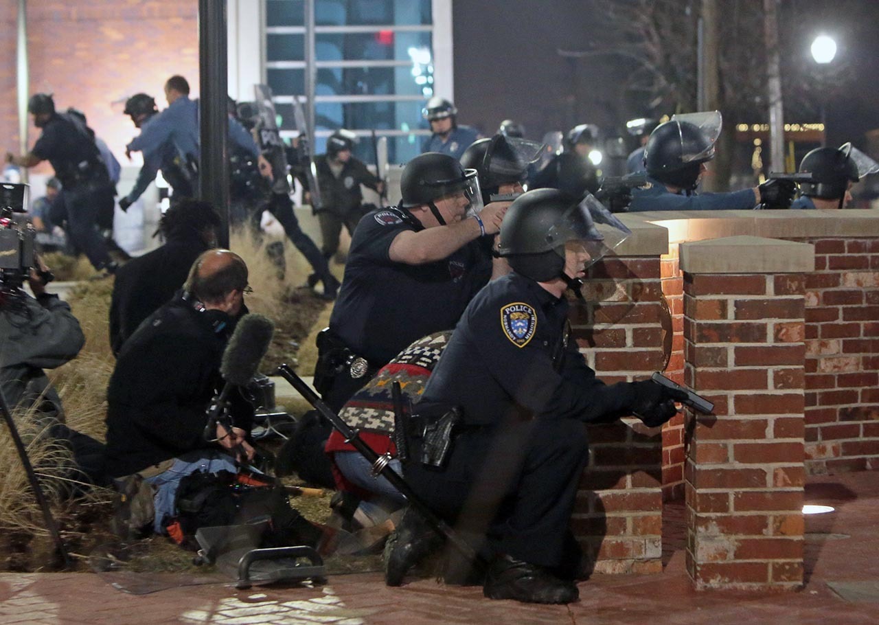 FERGUSON: Tensión y violencia racial en Ferguson: balean a dos policías. Tiroteo registrado en el lugar tras la dimisión del jefe policial y otros dos altos cargos de la ciudad. (AP)