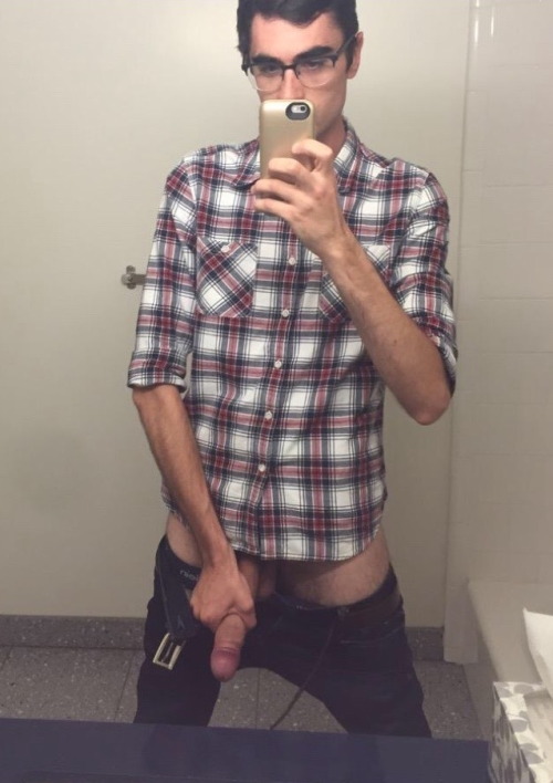 this dude sends me dick pics with face then keeps flaking because of looking down on “random hookups” lol