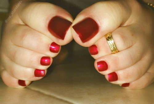 numero47:  Pretty red toes