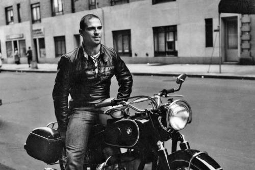 justgazing:  furonmuscle:  Neurologist Oliver Sacks as a young man (circa 1960…) Wotta hottie!  👀