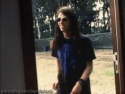 crazytvdreams:  90s-dave-grohl:  here, i pay you in a dave gif for being you and awesome!! (-:  sunglasses 