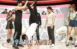 cha-yoni: hakyeon doing handstand push-ups *u* 