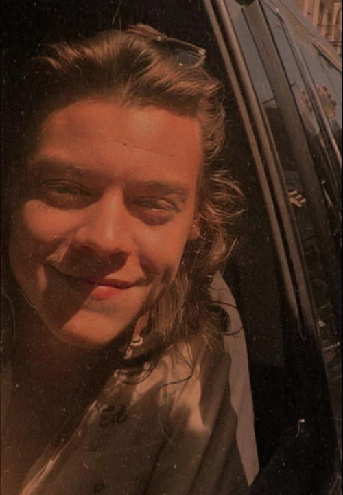 i think you know how much i LOVE sunkissed photos especially Harry’sps: he is so golden(ﾉ◕ヮ◕)ﾉ*:･ﾟ✧