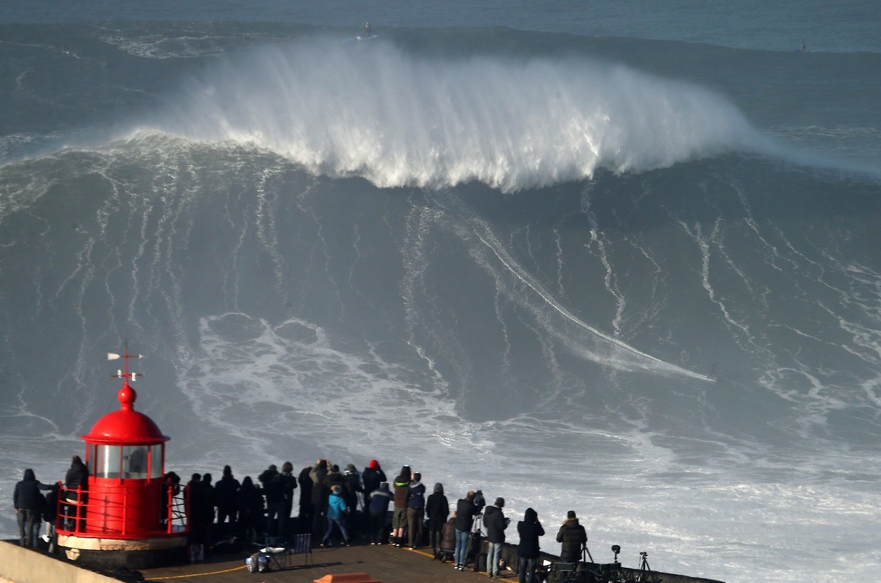 SURF IMPRESIONANTE. Praia do Norte en Nazare, Portugal, es un pequeño pueblito de pescadores entre Oporto y Lisboa, donde en esta época del año despierta en olas monstruosas que hacen las delicias de los surfistas extremos. (REUTERS, AP)
MIRÁ TODA LA...