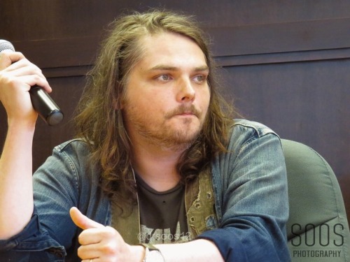 drsoos12:More pictures of Gerard Way at the Doom Patrol Q&amp;A / signing at the Barnes &amp