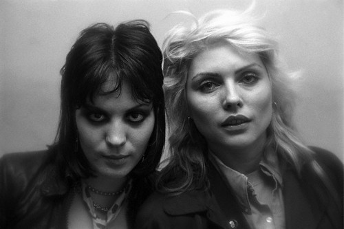 alassinsane7:  “The Devil and the Angel” Joan Jett and Debbie Harry, backstage