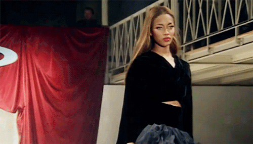 flaminghomer:  expertly working the skirt