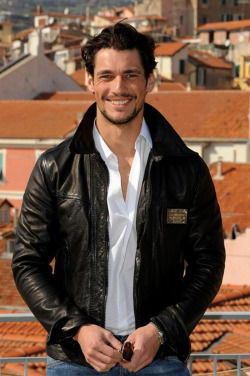 davidjamesgandyitalianlovers:    David Gandy attends the 59th San Remo Song Festival 2009 - ITA Feb 21 - That smile…heart-melting!!David veniva presentato alla conferenza stampa del 59° Festival di San Remo. - Sfoderava già quel sorriso mortale! 