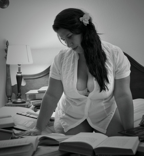 curvynerdywordy:  Another outtake.  But I’m wearing a flower in my hair. <3