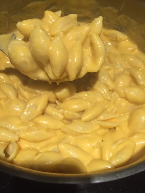 stolenfootprints:Vegan Mac and cheese from scratch!! Just made this for a large group of non-vegans 