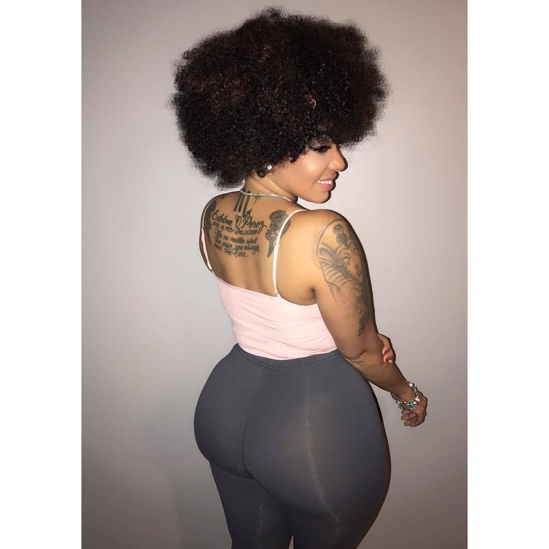 bmw-bee:  Poofy hair tanktop and curves❤❤❤😩