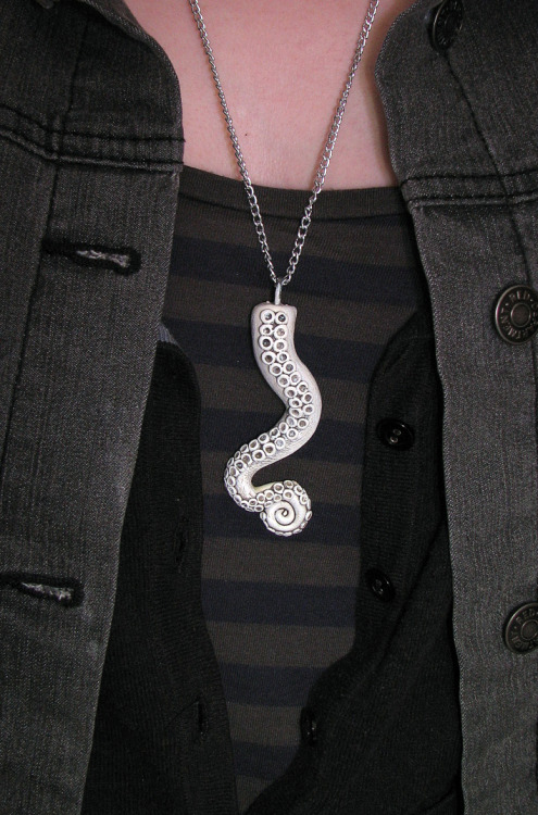 andychristofi:*GIVE AWAY*I’m going to be giving away one of these tentacle necklaces from my Etsy st