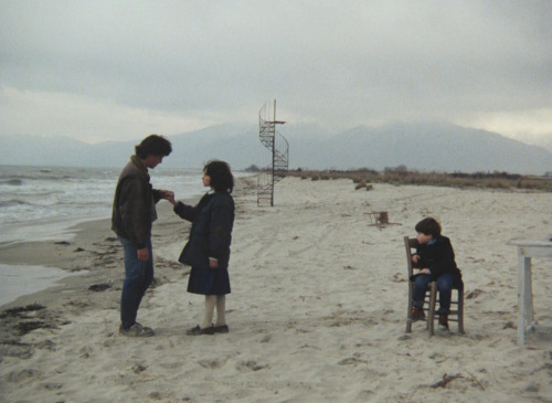 liinza:    Landscape in the Mist, Theo Angelopoulos,