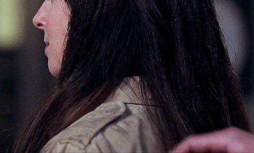 greatcometcas: SAILEEN + HANDS[ID. 7 close-up GIFs of Sam and Eileen’s hands when they are tog