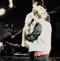 louweetomlinson:  signalmp3:   Harry goes in for a chest bump and gets a hug. Louis