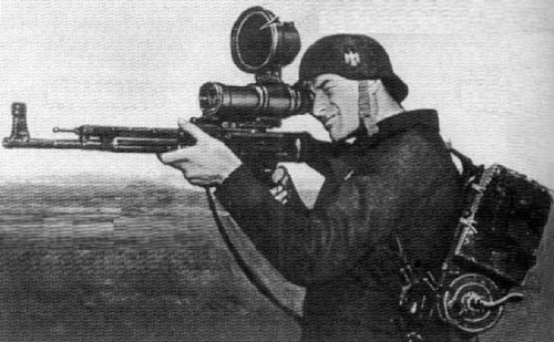 scooteraz: German soldier with a “Zielgerät 1229” night-vision scope, on an StG 44 assault rifle. Co