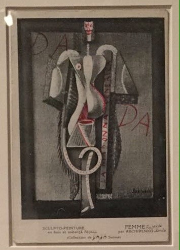 Theo Van Doesburg, Carte postale envoyée à Raoul Hausmann reproduisant une sculpture d’Archipenko, enrichie de dessins et de l’inscription “La Madonna Venerica” à l’encre rouge. 5 mars 1921