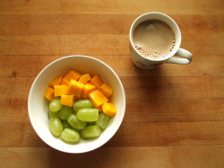 garden-of-vegan:  green grapes, mango, and