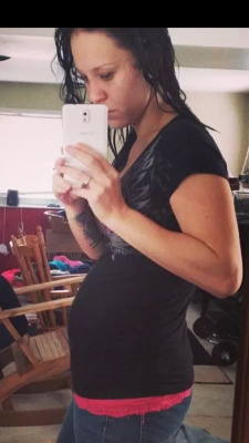 danahess94:  Who think pregnant girls are Sexy please re blog my pictures and gifs please new pictures in a few hours