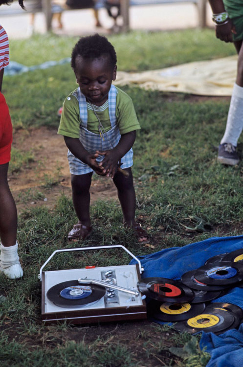 twixnmix:The Vibrant Life of Harlem in the Summer of 1970  Photographer Jack Garofalo captured 