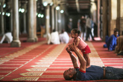 letswakeupworld:  A father plays with his daughter after Friday afternoon prayers in Al-Azhar mosque in Cairo, Egypt. (Photo Credit: Mosa’ab Elshamy)