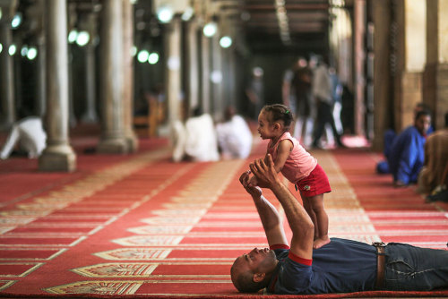 letswakeupworld: A father plays with his daughter after Friday afternoon prayers in Al-Azhar mosque 