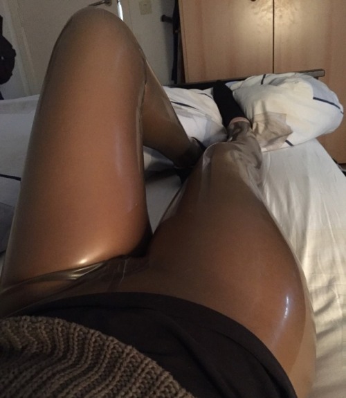 kinkylatexpuppy:  Shiny *.*