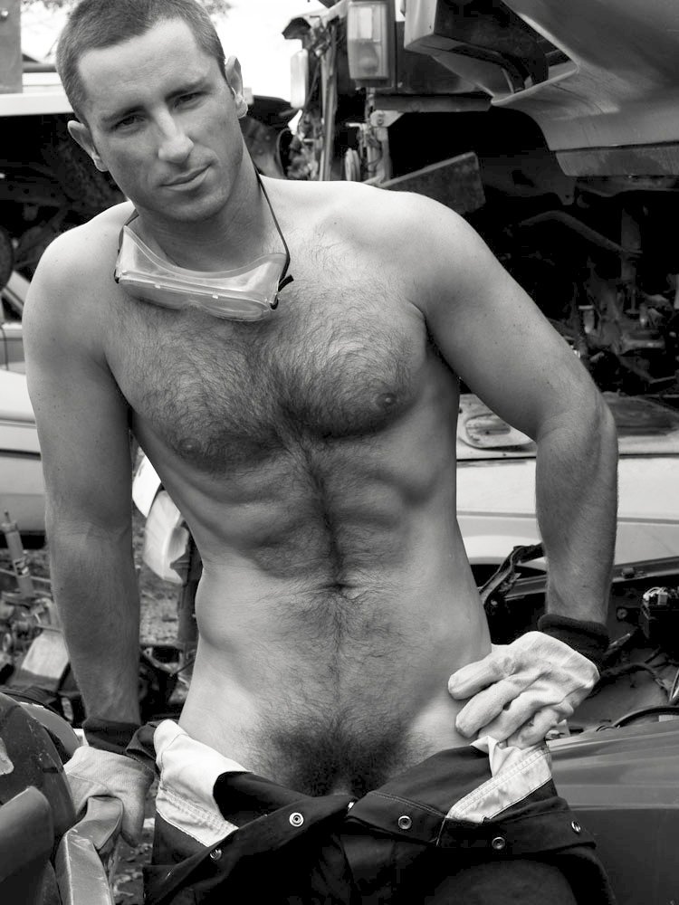 le-mannerbund: Aaron by Paul Freeman for Playgirl. B&amp;W pics.  Visit and