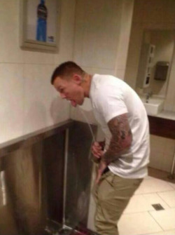 yourdeviantdad:  mackaj:  haha  The word for the day is “Bubbler” Usage- ’ Todd Carney destroyed his football career doing the bubbler on social media’