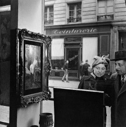 Robert Doisneau 1 - Le regard oblique, devant la boutique de Romi, rue de Seine, Paris, 1947. 2 La dame indignée, devant la boutique de Romi, rue de Seine, Paris, 1947.