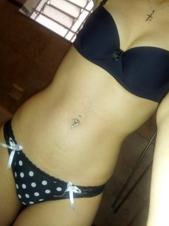 bellakas-pr-exposed:  pendejasamateurs:  Esta beba nos muestra su cuerpito  😍😍😍😘😘