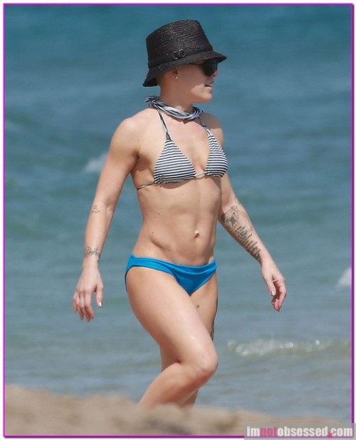 Singer pink abs